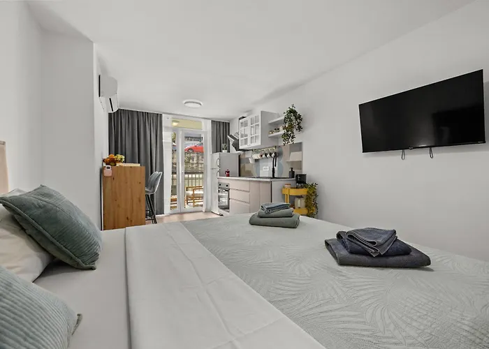 New Fiore, Διαμέρισμα Πούλα