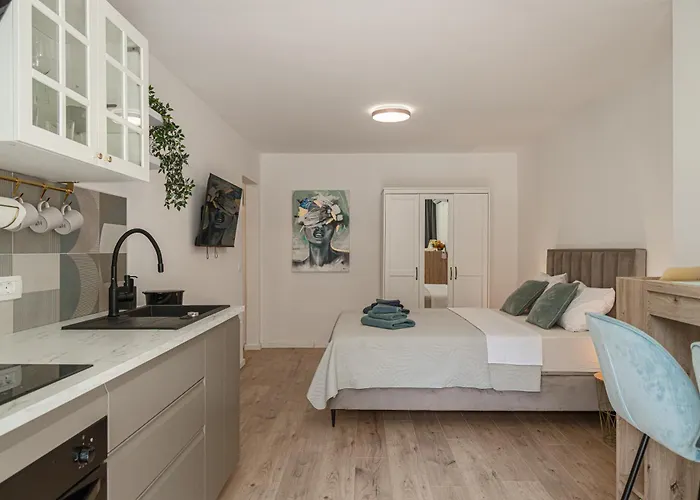 New Fiore, * Πούλα